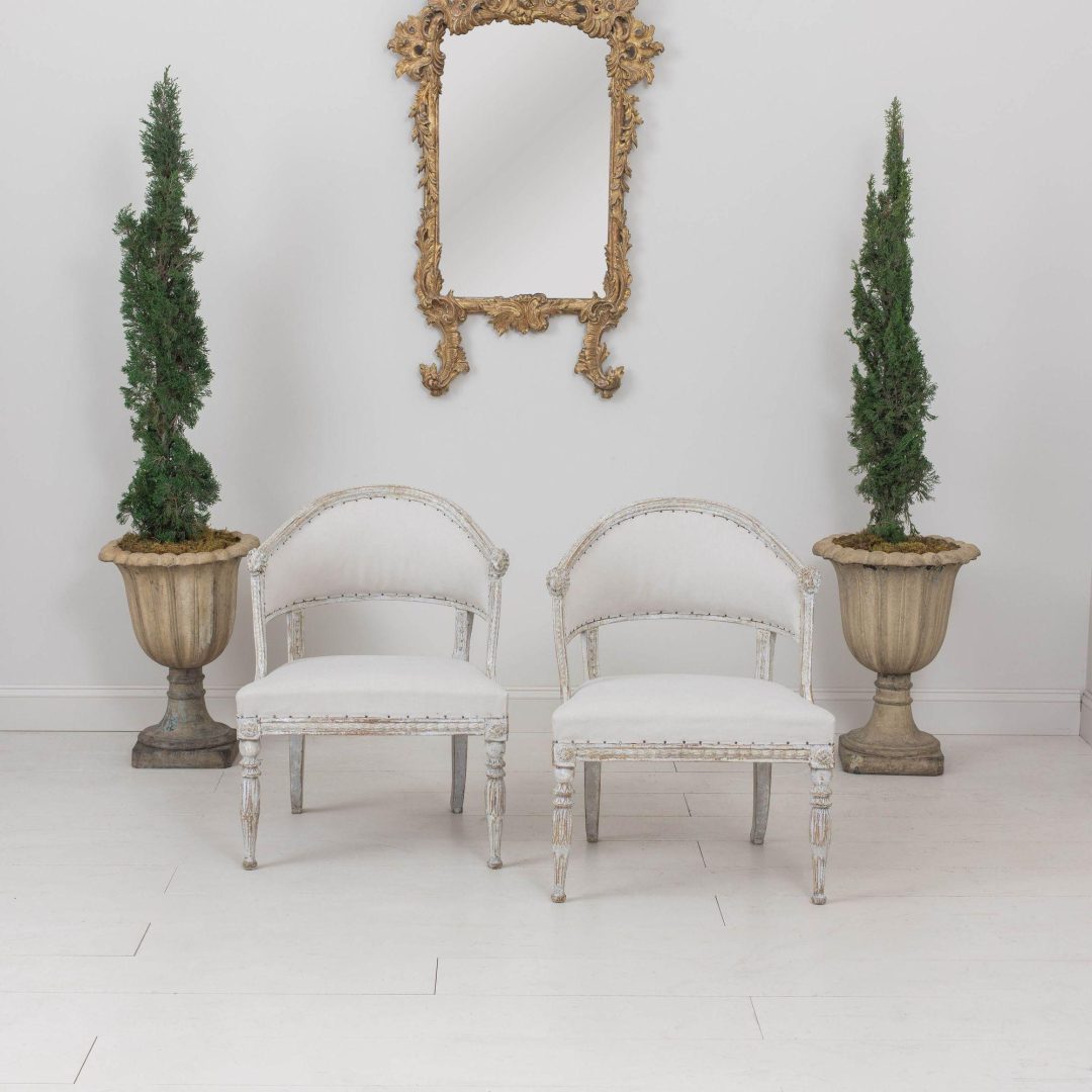 10_2165_19th_century_swedish_gustavian_pair_of_painted_barrel_back_arm_chairs_002