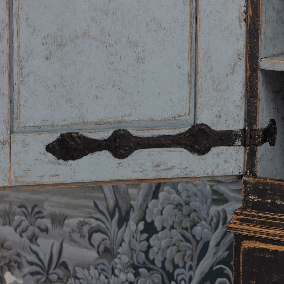 10_2338_18th_century_Swedish_Gustavian_painted_linen_press_cabinet-0014