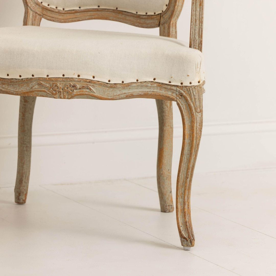11_2237_18th_century_pair_of_swedish_rococo_armchairs_in_original_paint_005