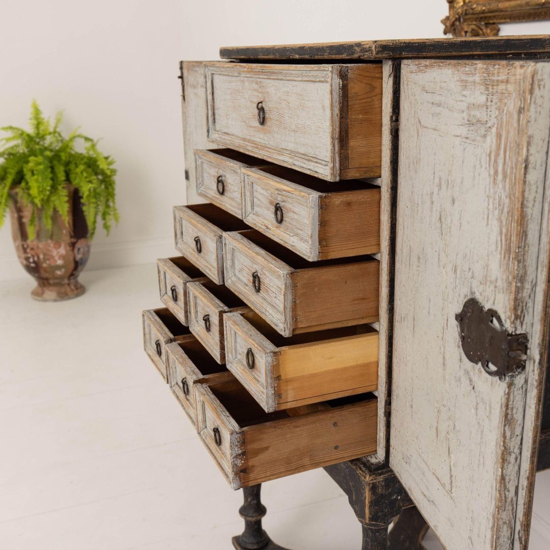 11_2242_18th_century_Swedish_Baroque_cabinet_009