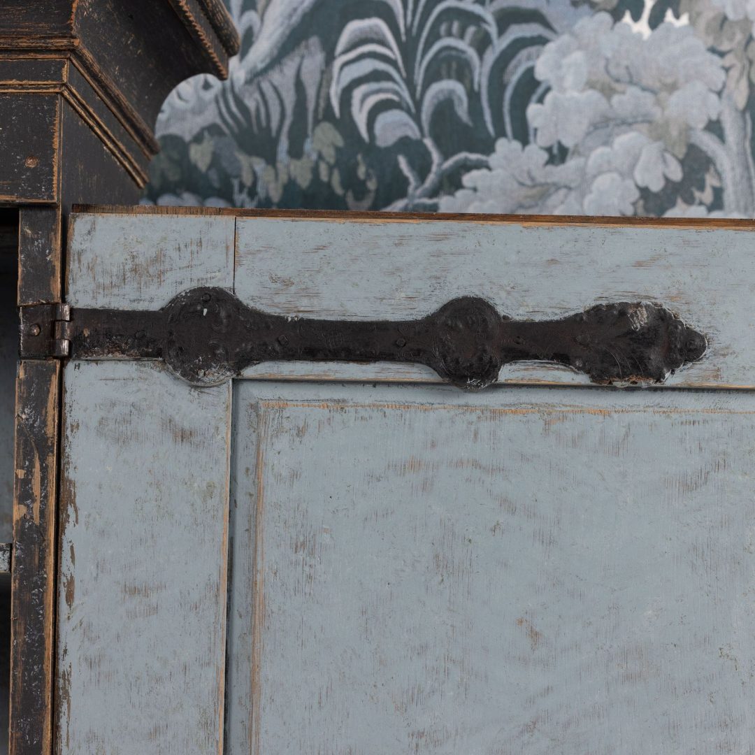 11_2338_18th_century_Swedish_Gustavian_painted_linen_press_cabinet-0011