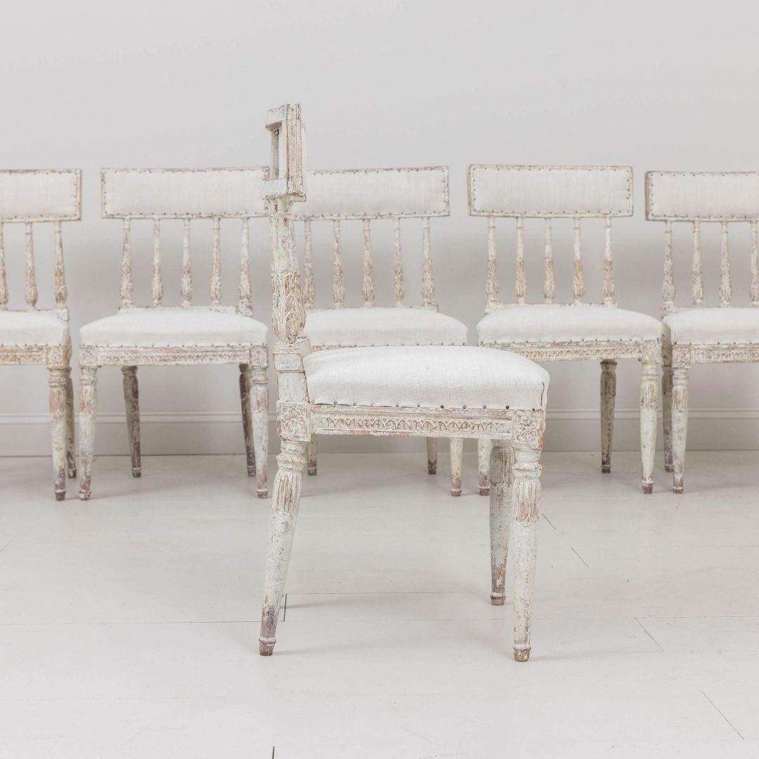 13_2140_19th_century_swedish_gustavian_period_set_of_six_dining_chairs_in_original_paint_014