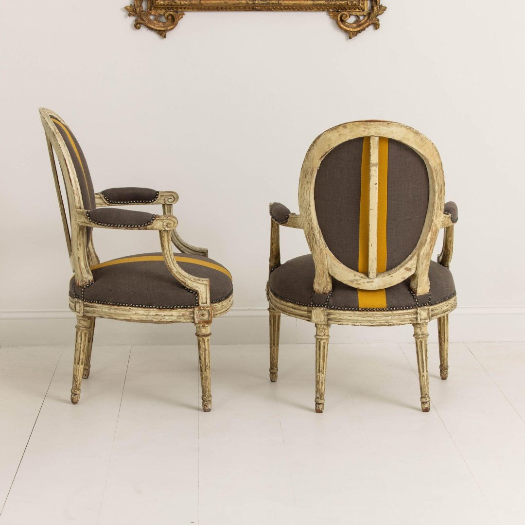 13_2226_18th_century_pair_of_French_fauteuils_in_original_paint_016