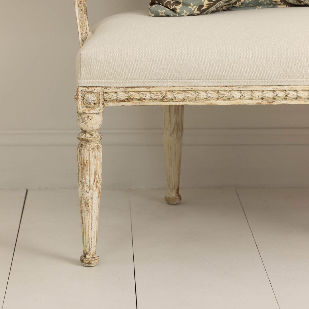 13_2229_19th_century_Swedish_Gustavian_style_sofa_bench_in_original_paint_012