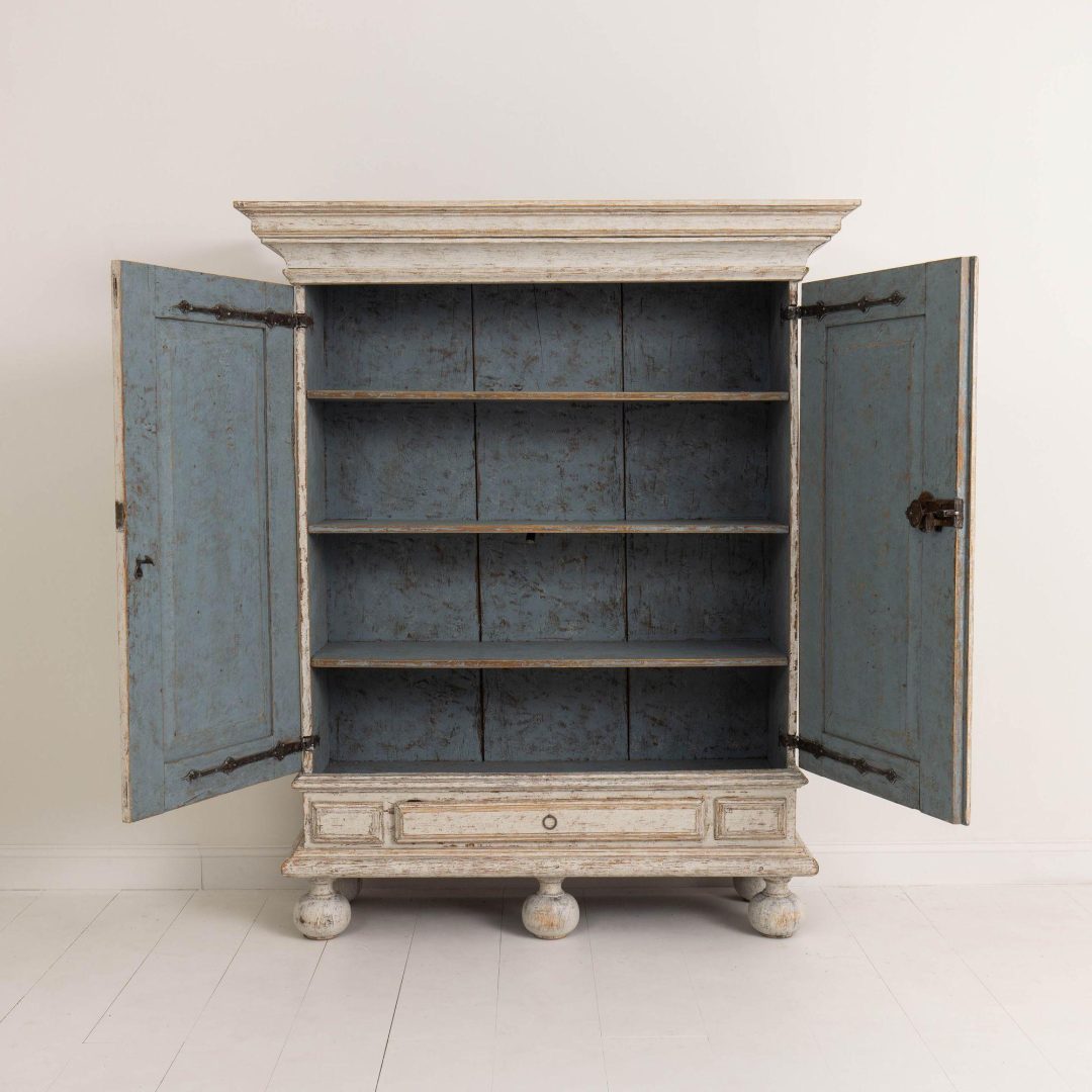 13_2260_18th_century_Swedish_Baroque_painted_armoire_cabinet_002