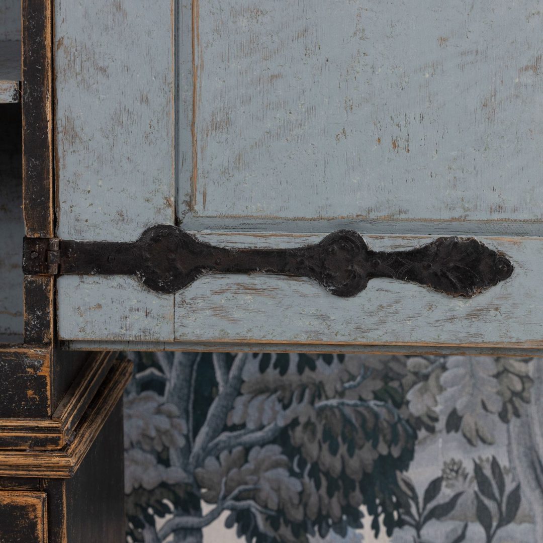 13_2338_18th_century_Swedish_Gustavian_painted_linen_press_cabinet-0012