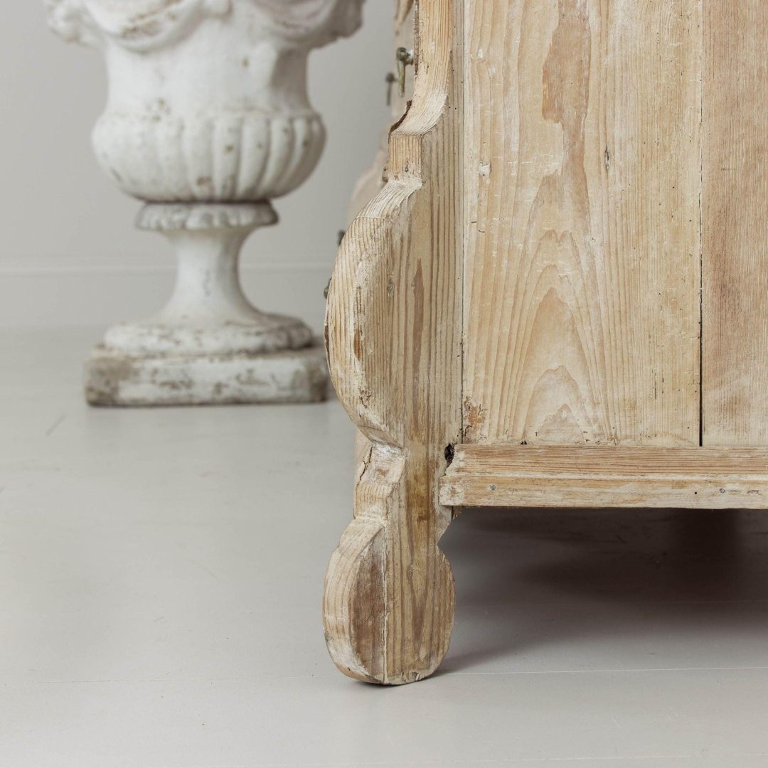 14_2155_18th_century_dutch_rococo_linen_press_cabinet_in_original_patina_029