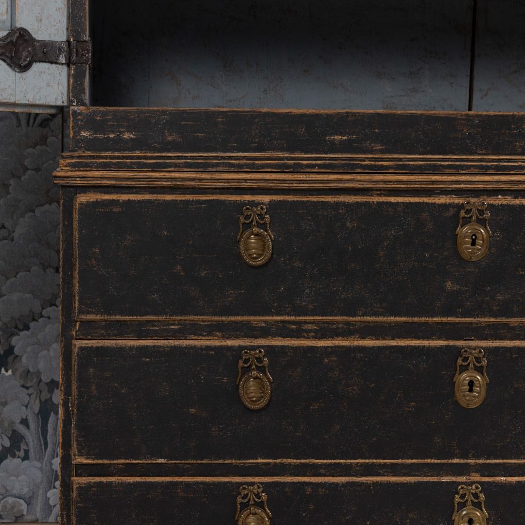 14_2338_18th_century_Swedish_Gustavian_painted_linen_press_cabinet-0019