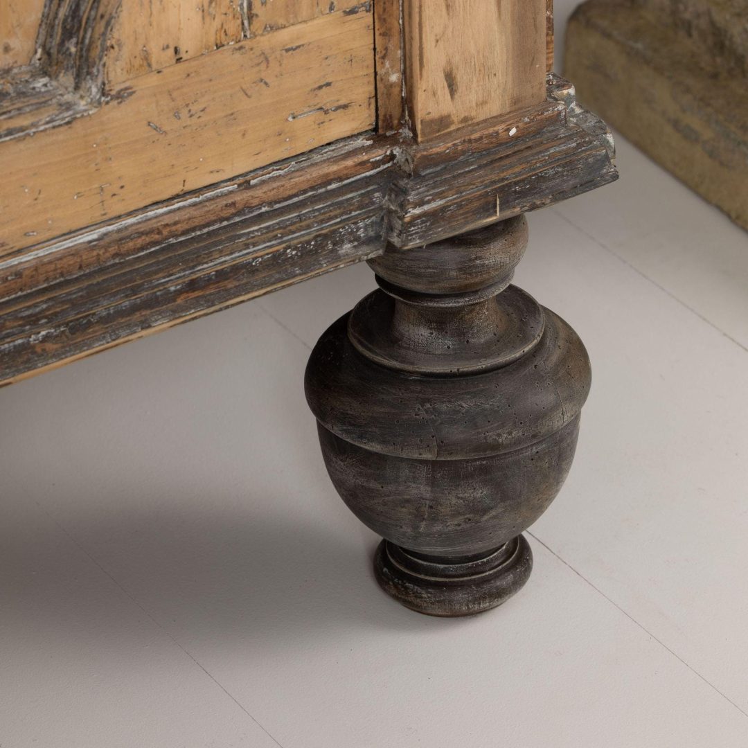 14_700_18th_century_italian_baroque_style_painted_armoire_cabinet_011