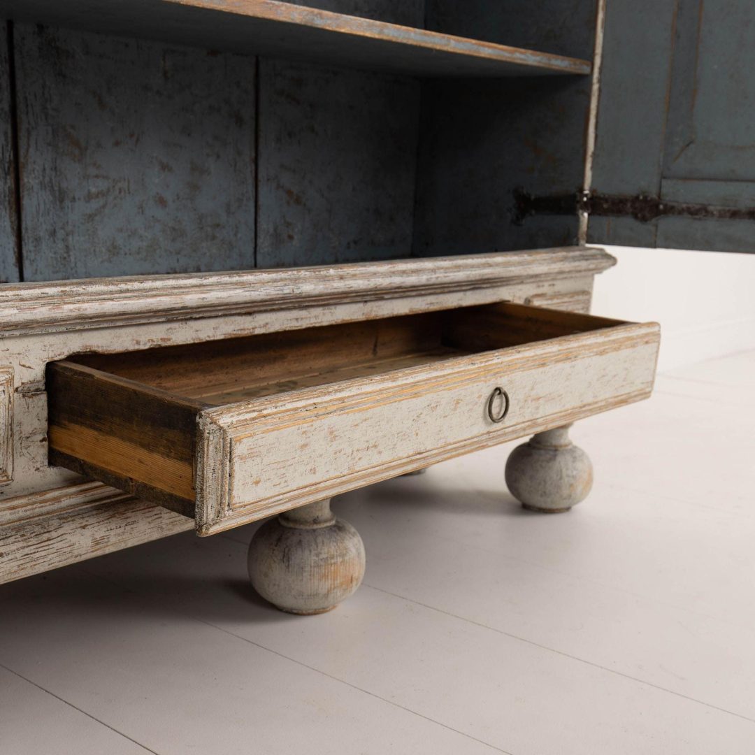 15_2260_18th_century_Swedish_Baroque_painted_armoire_cabinet_005