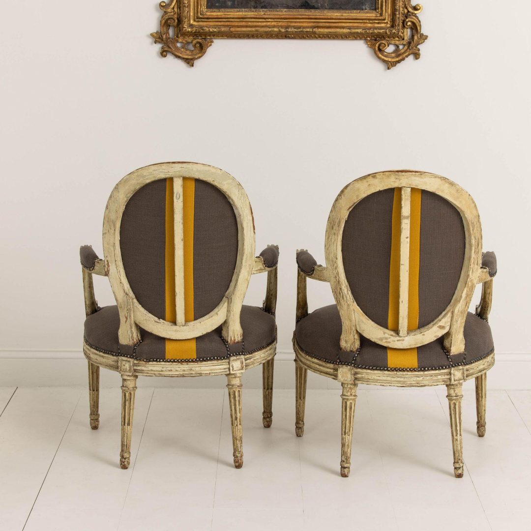 16_2226_18th_century_pair_of_French_fauteuils_in_original_paint_020