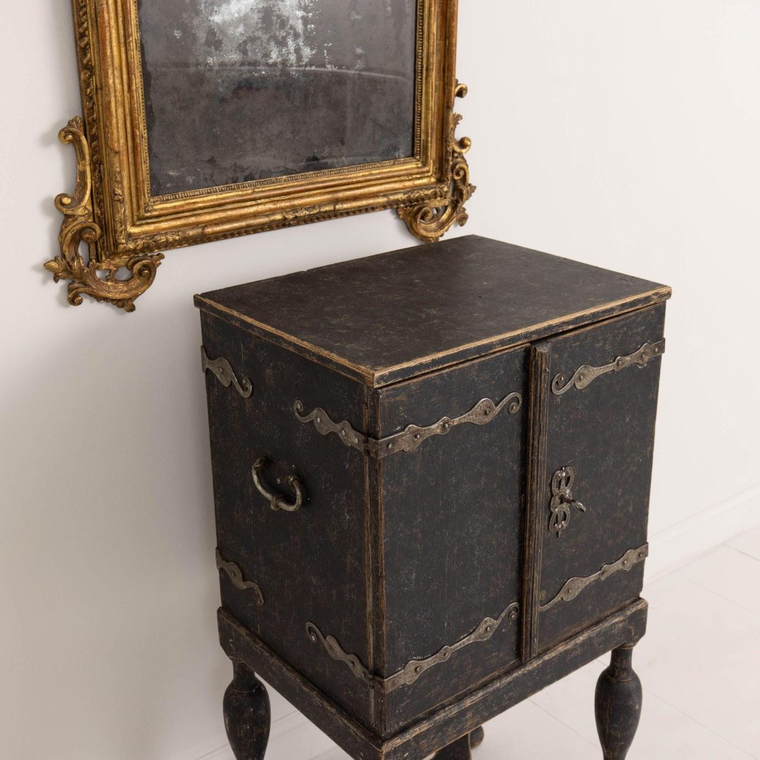 16_2242_18th_century_Swedish_Baroque_cabinet_015