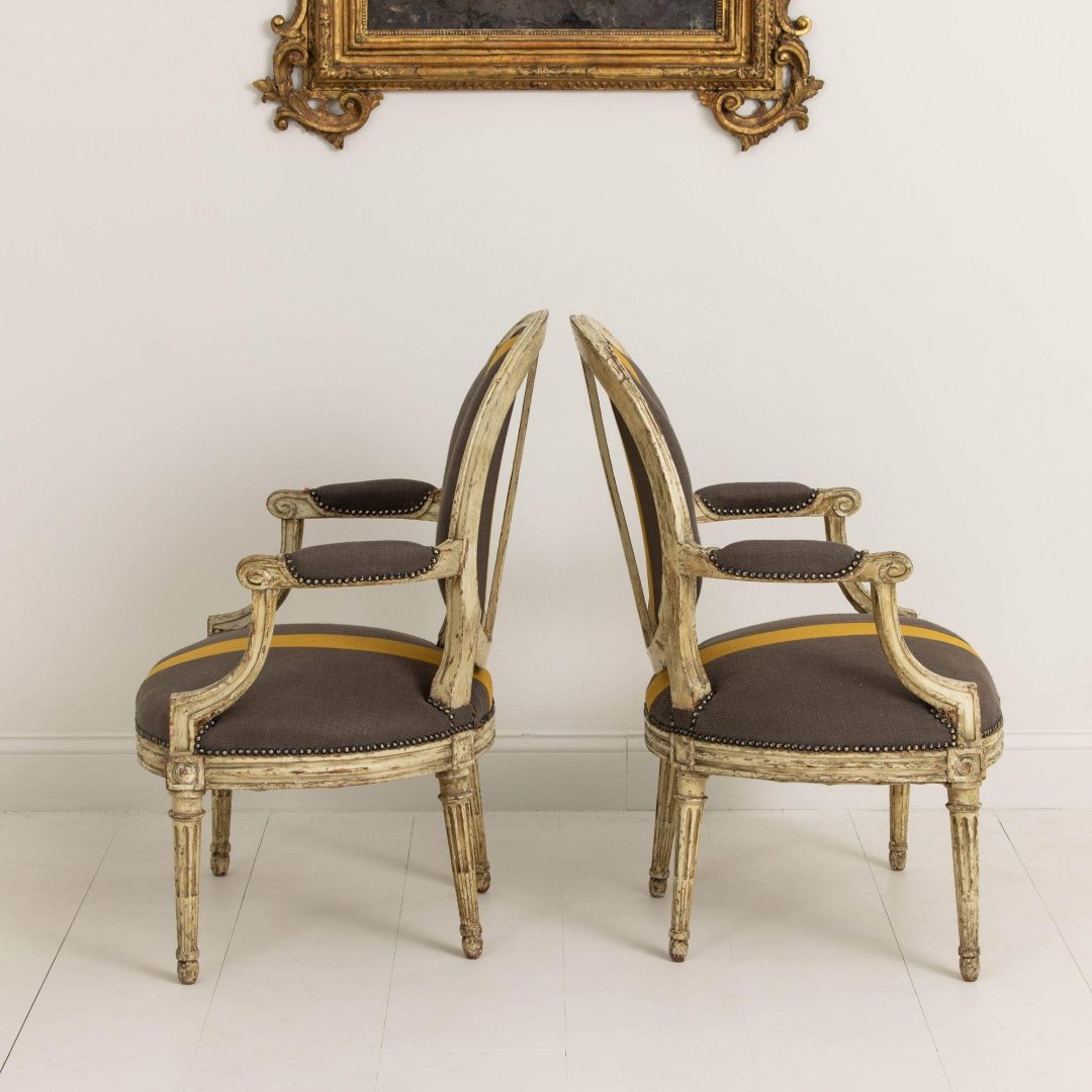 17_2226_18th_century_pair_of_French_fauteuils_in_original_paint_021