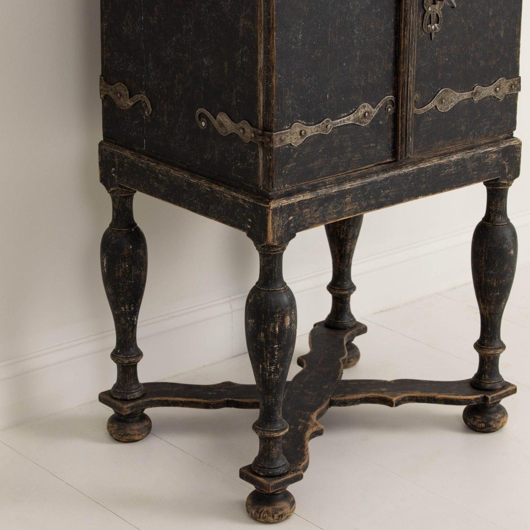 17_2242_18th_century_Swedish_Baroque_cabinet_024