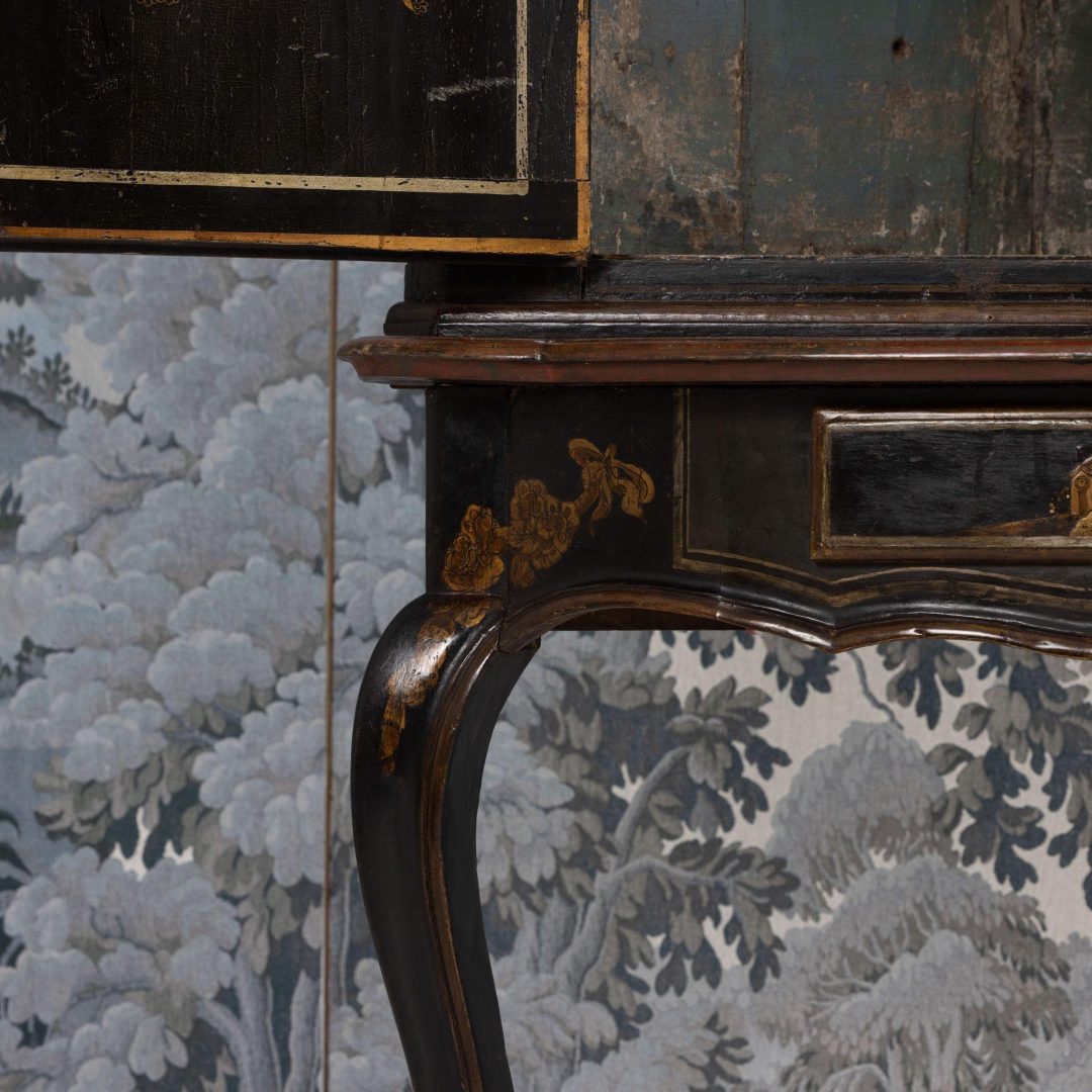 17_2288_18th_century_English_black_lacquer_and_parcel_gilt_corner_cabinet-0021