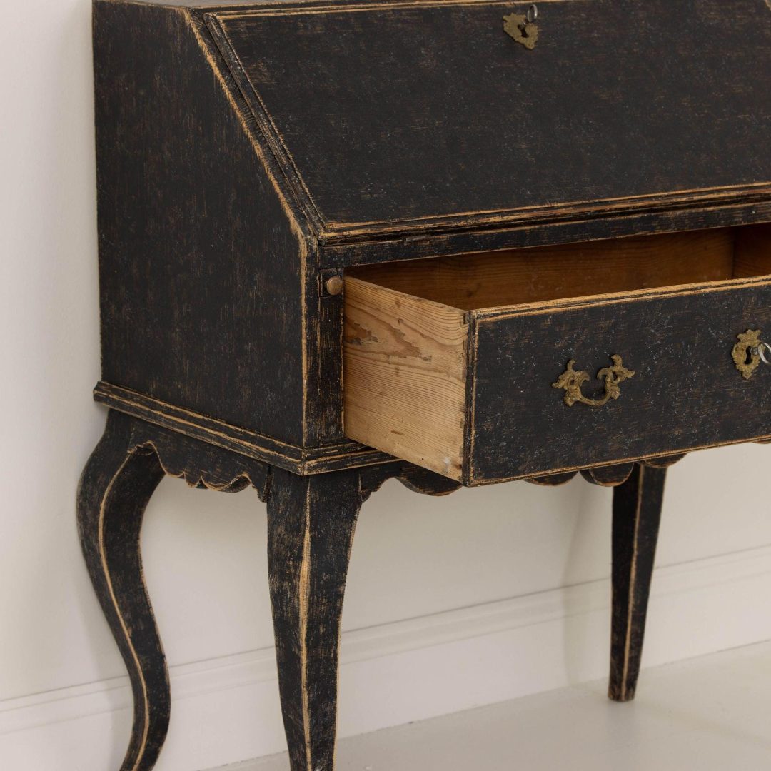 18_2137_19th_century_swedish_rococo_slant_front_desk_028
