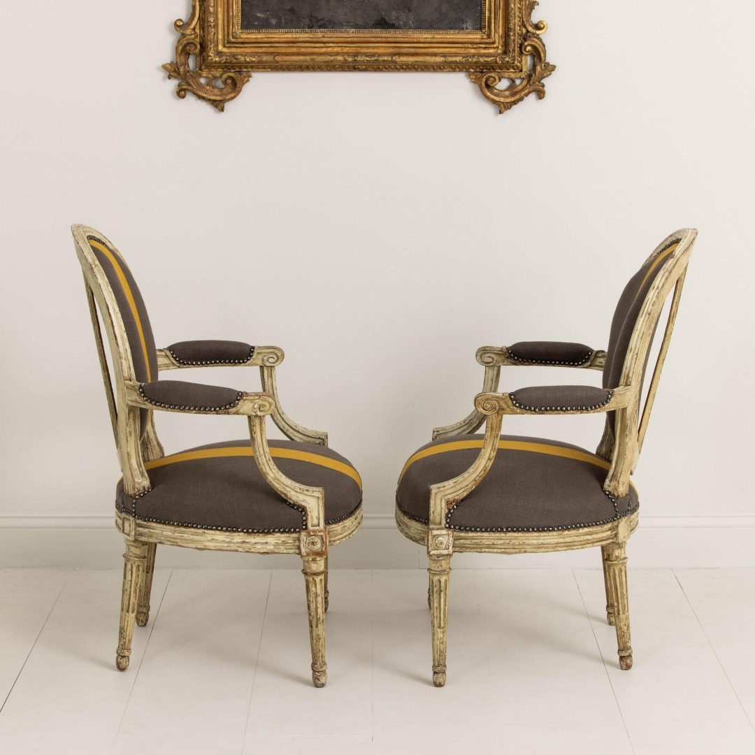 18_2226_18th_century_pair_of_French_fauteuils_in_original_paint_022