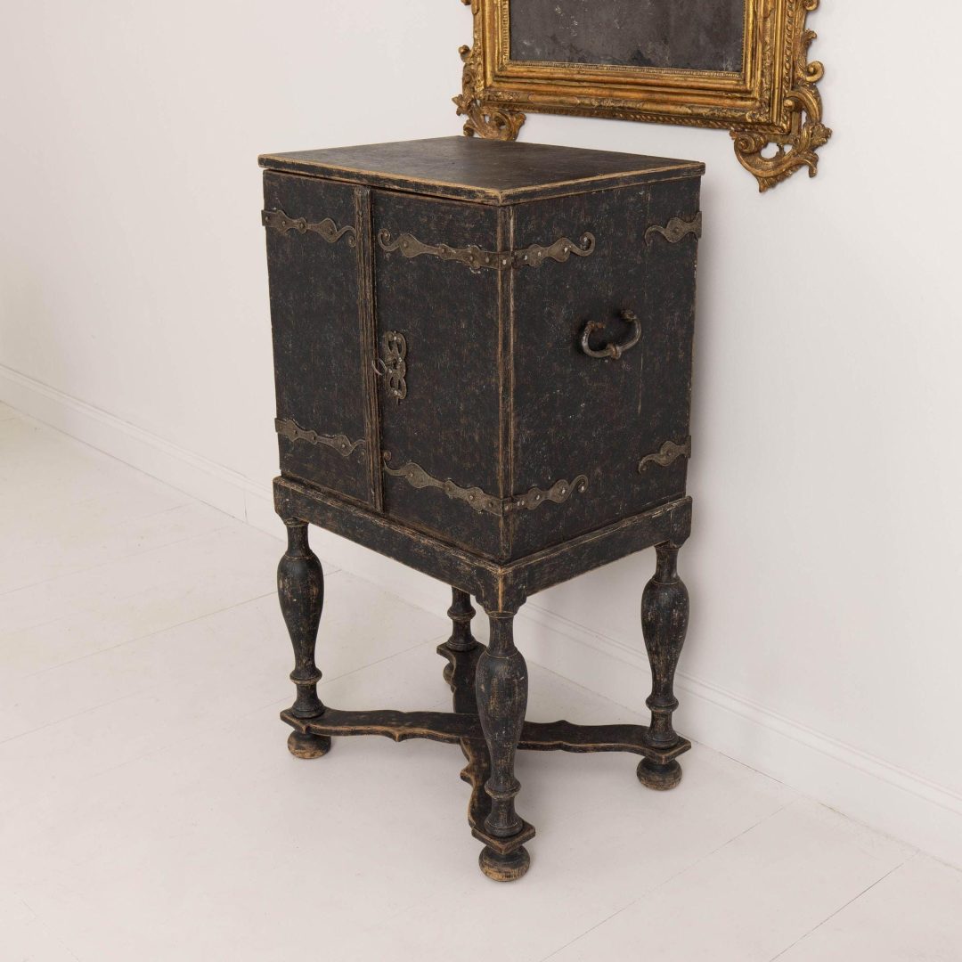 18_2242_18th_century_Swedish_Baroque_cabinet_018