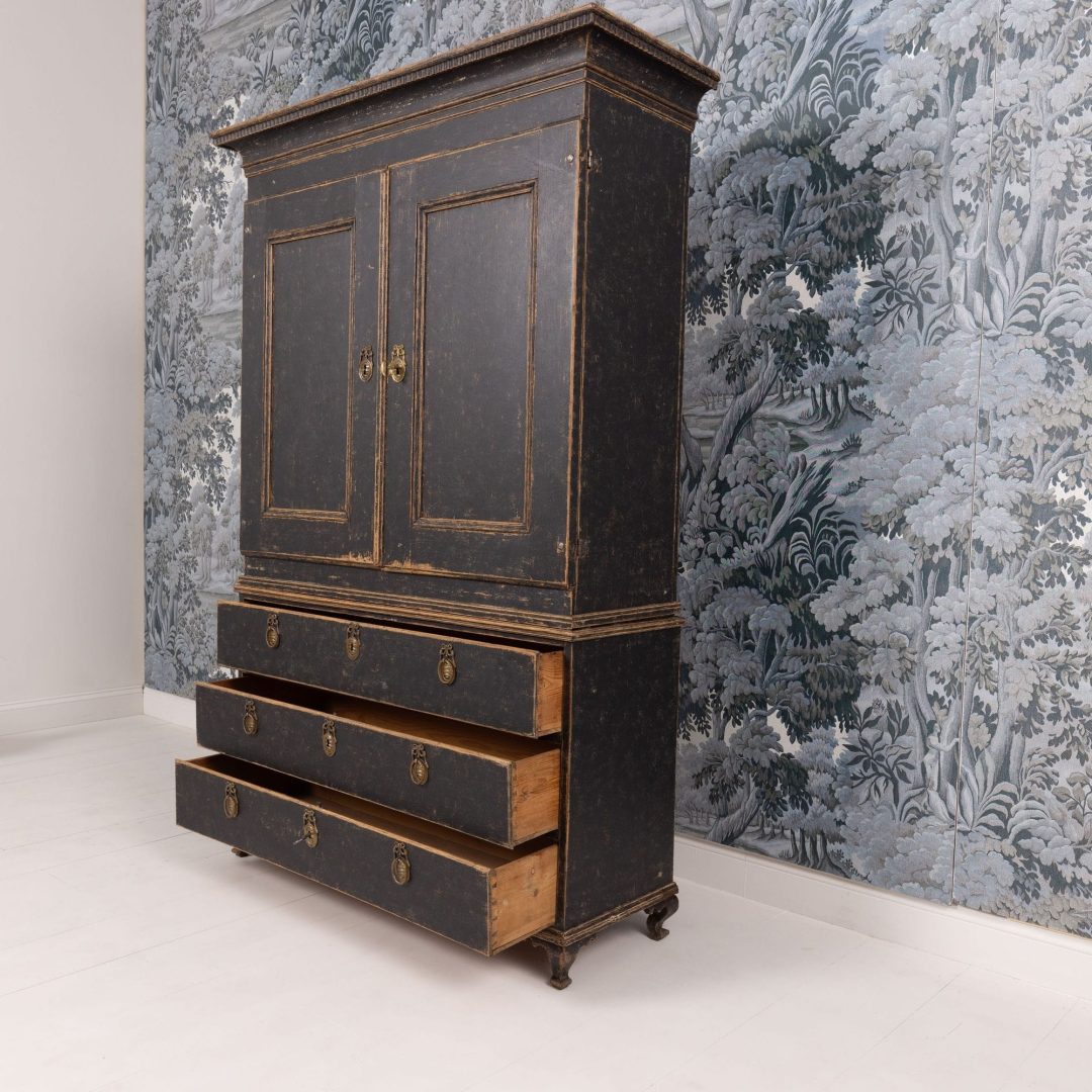 18_2338_18th_century_Swedish_Gustavian_painted_linen_press_cabinet-0035