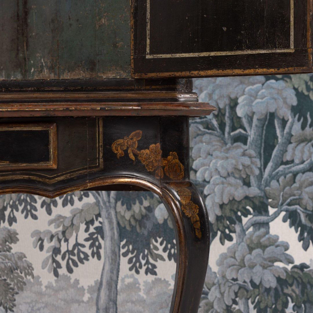 19_2288_18th_century_English_black_lacquer_and_parcel_gilt_corner_cabinet-0019