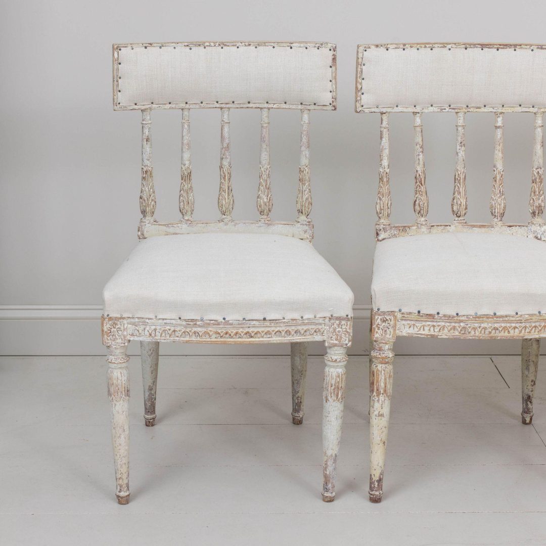 1_2140_19th_century_swedish_gustavian_period_set_of_six_dining_chairs_in_original_paint_002