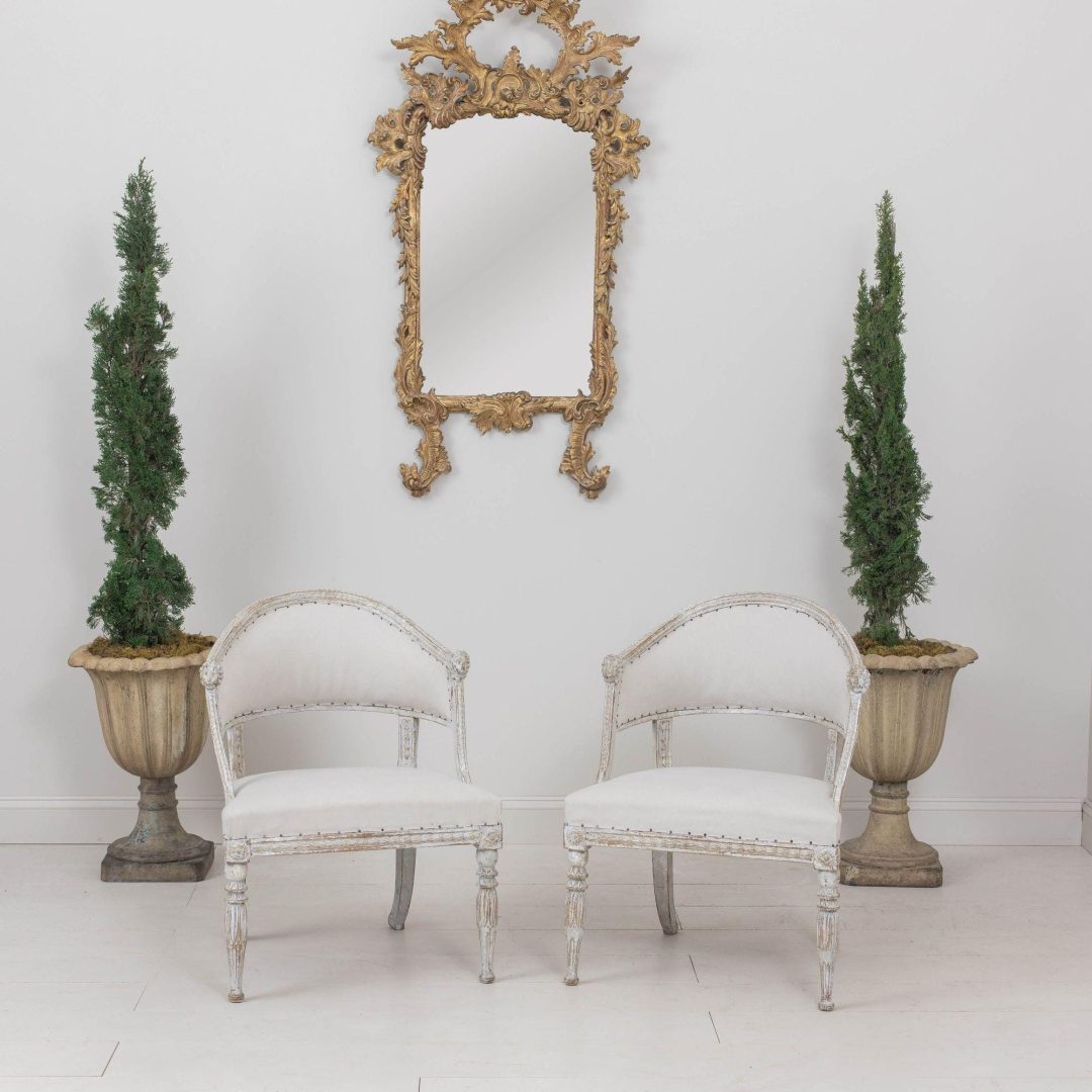1_2165_19th_century_swedish_gustavian_pair_of_painted_barrel_back_arm_chairs_001