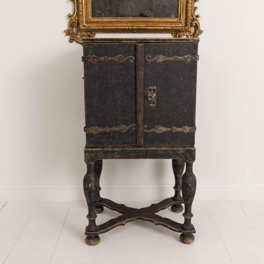 1_2242_18th_century_Swedish_Baroque_cabinet_017