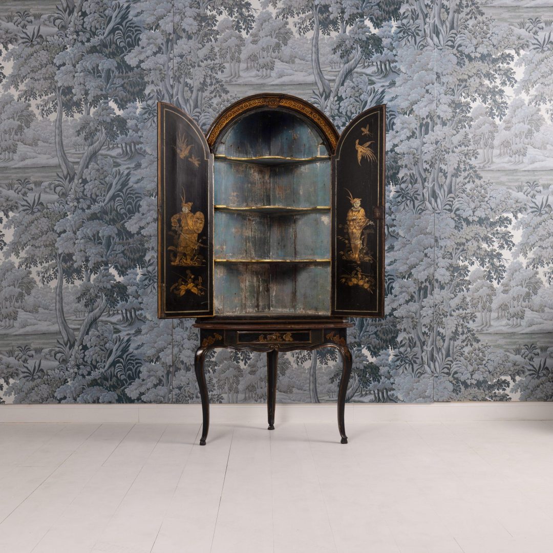 2288_18th_century_English_black_lacquer_and_parcel_gilt_corner_cabinet-0007c