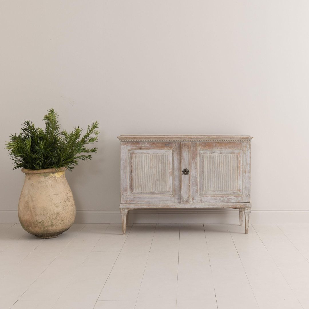 2_2018_18th_century_swedish_gustavian_reeded_original_paint_buffet_cabinet_1