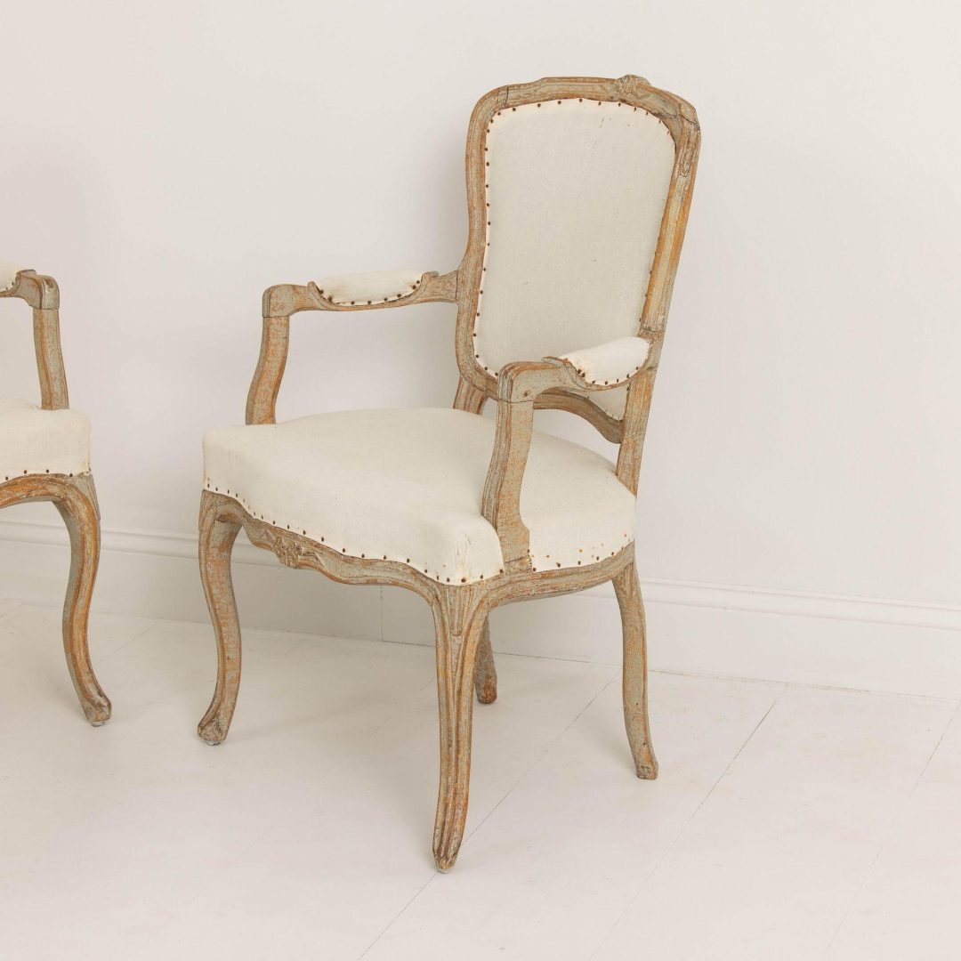 2_2237_18th_century_pair_of_swedish_rococo_armchairs_in_original_paint_002
