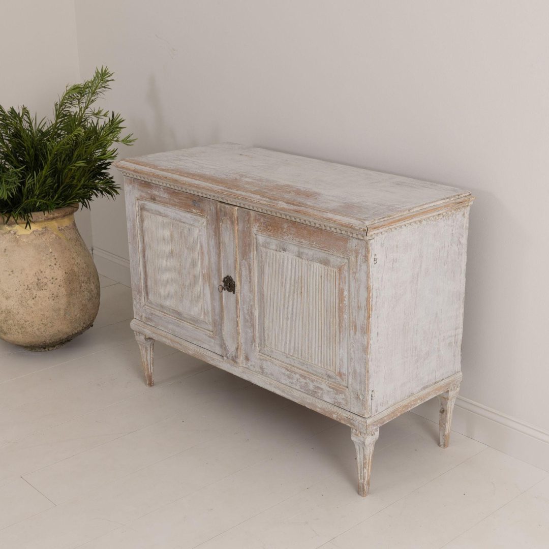3_2018_18th_century_swedish_gustavian_reeded_original_paint_buffet_cabinet_8
