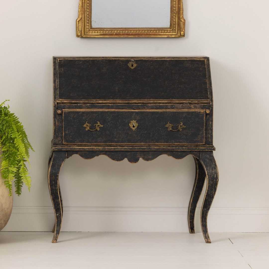 3_2137_19th_century_swedish_rococo_slant_front_desk_001