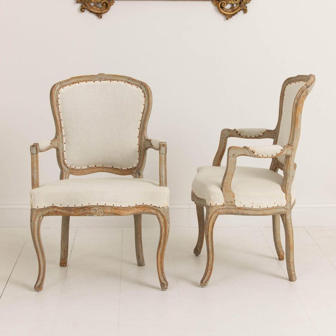 3_2237_18th_century_pair_of_swedish_rococo_armchairs_in_original_paint_017