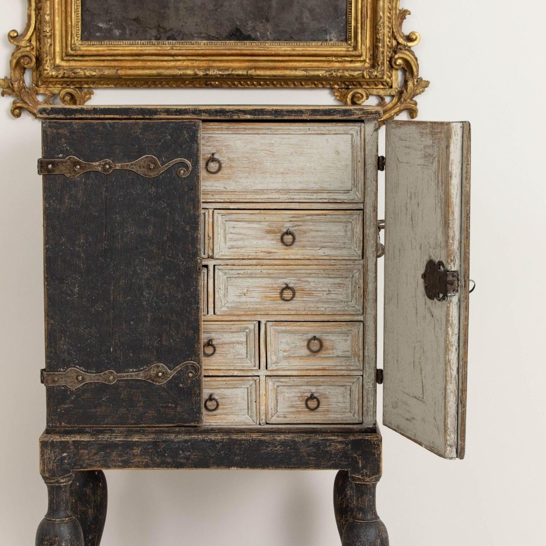 3_2242_18th_century_Swedish_Baroque_cabinet_031