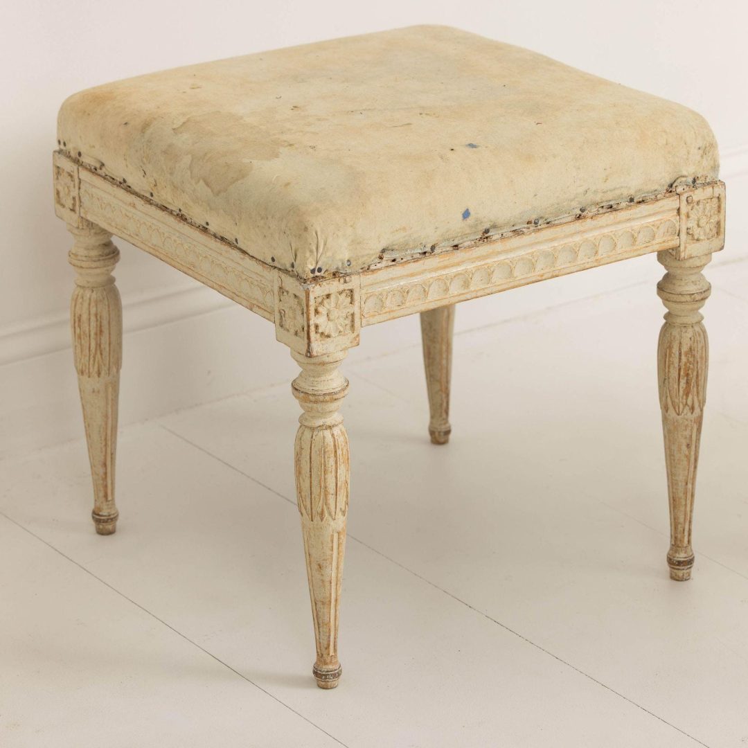 3_2273_pair_of_18th_century_Swedish_Gustavian_stools_in_original_paint_005