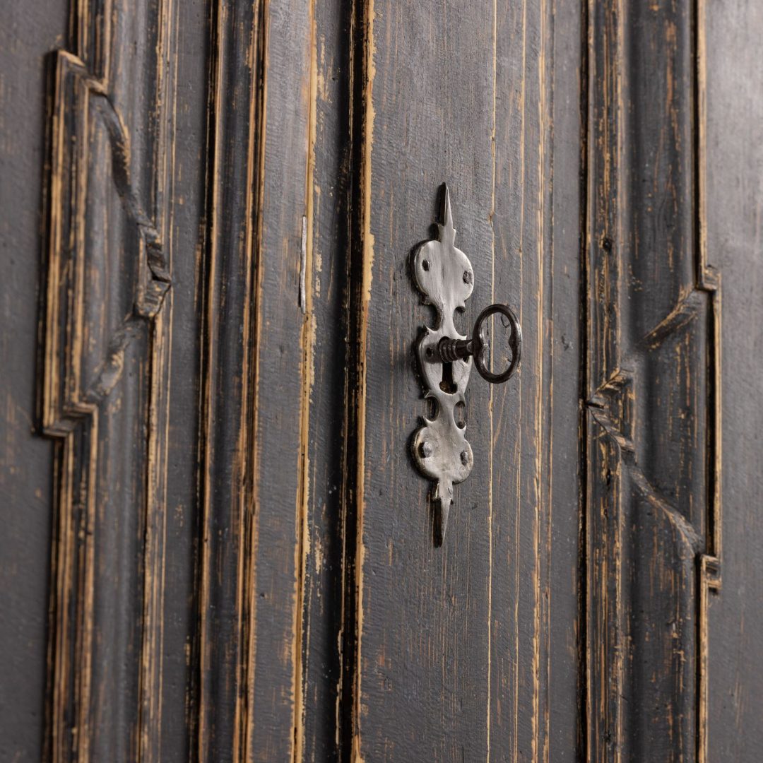3_2289_18th_century_Swedish_Baroque_painted_linen_press_cabinet-0023