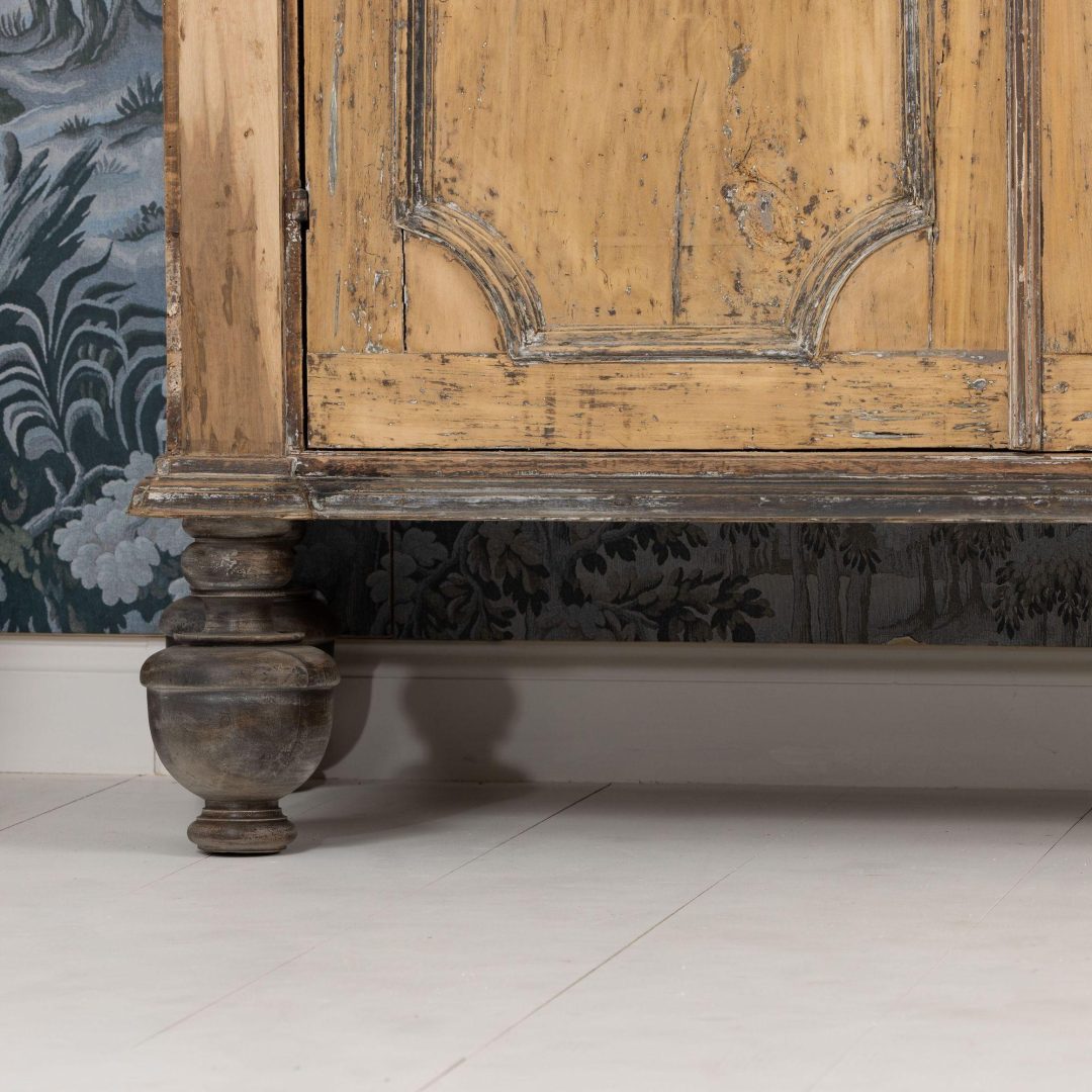 3_700_18th_century_italian_baroque_style_painted_armoire_cabinet_004