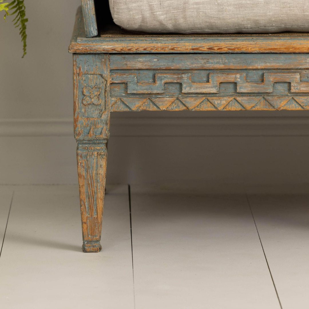4_2232_18th_century_Swedish_Gustavian_period_Trag_Sofa_016