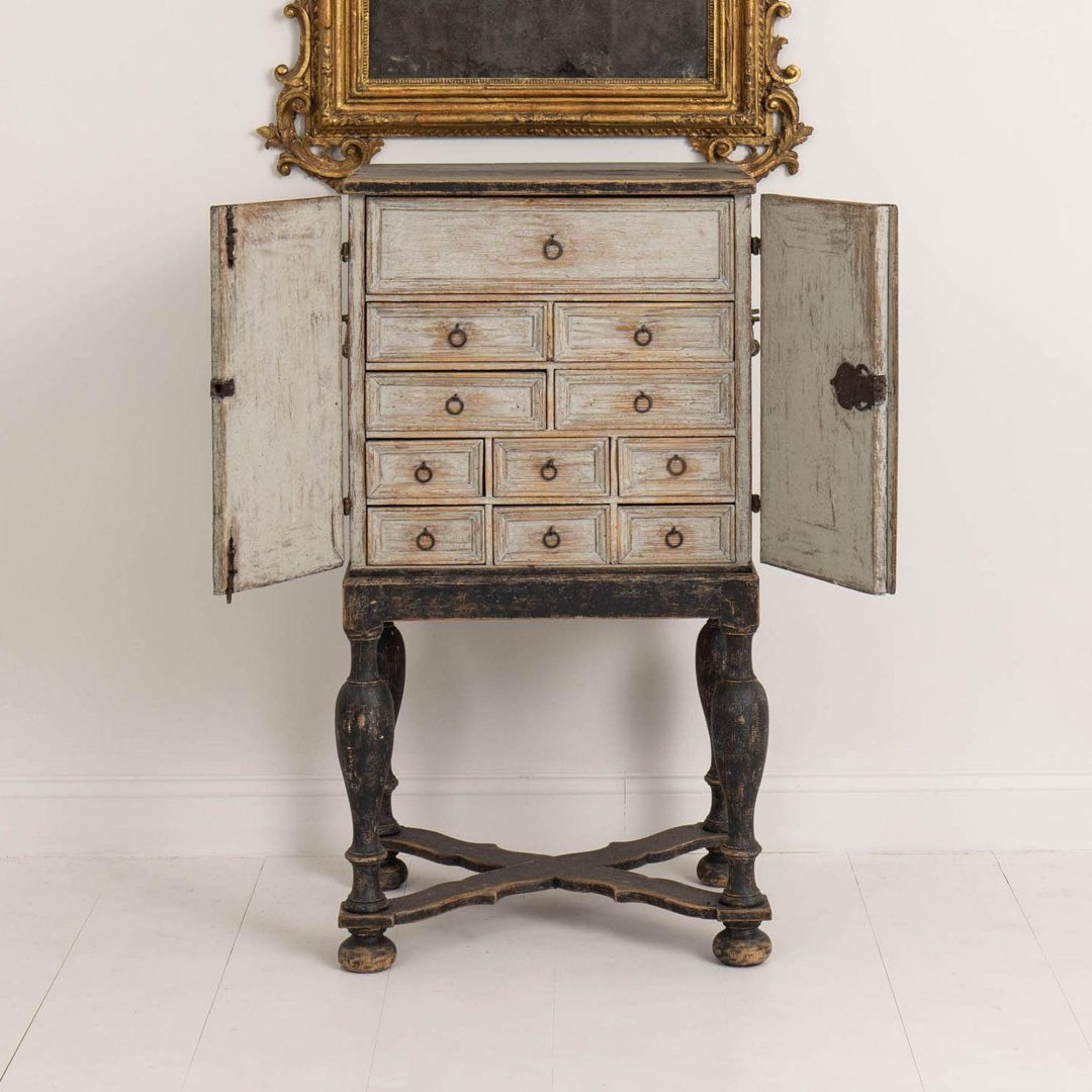 4_2242_18th_century_Swedish_Baroque_cabinet_002_1