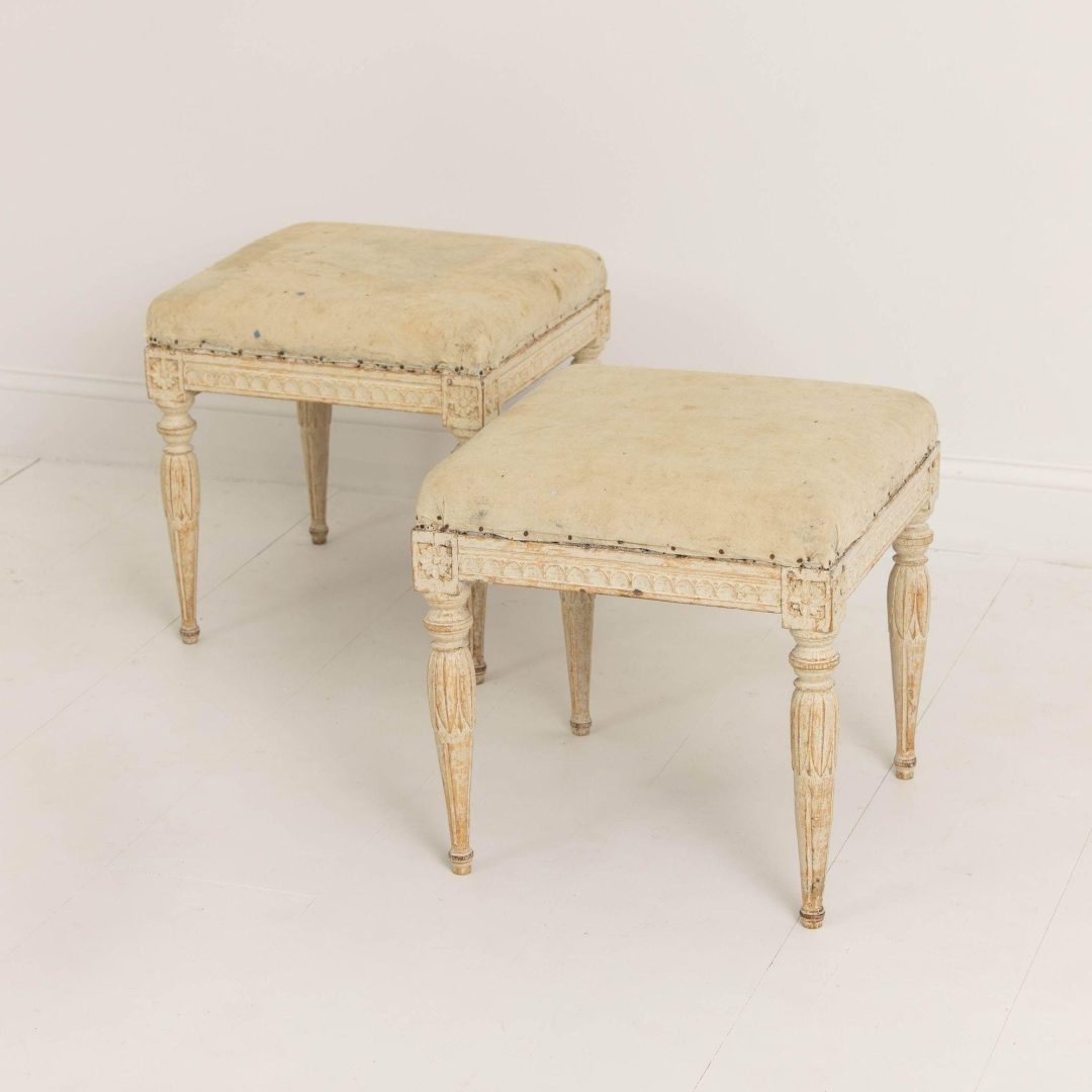 4_2273_pair_of_18th_century_Swedish_Gustavian_stools_in_original_paint_002