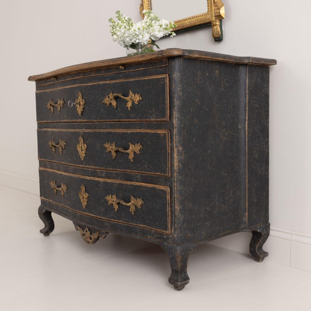 5_2093_18th_century_swedish_rococo_black_painted_chest_commode_7
