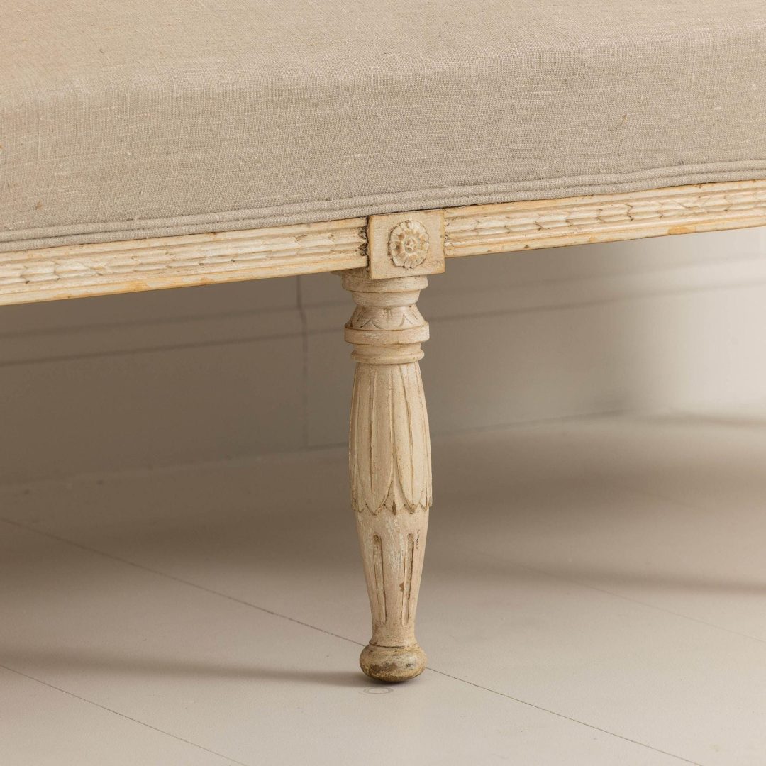5_2235_Swedish_Gustavian_sofa_with_griffins_in_original_paint_006
