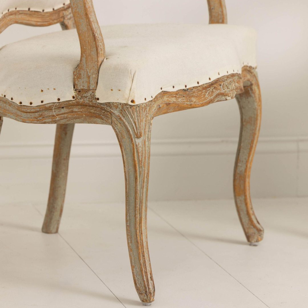 5_2237_18th_century_pair_of_swedish_rococo_armchairs_in_original_paint_007