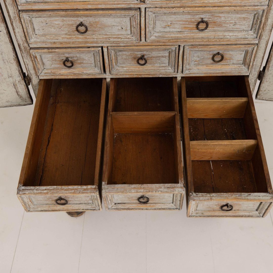 5_2242_18th_century_Swedish_Baroque_cabinet_010