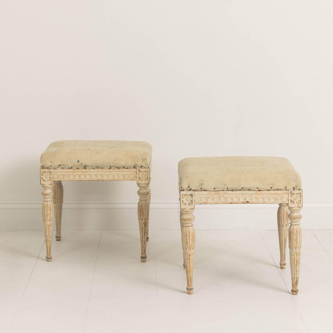 5_2273_pair_of_18th_century_Swedish_Gustavian_stools_in_original_paint_001