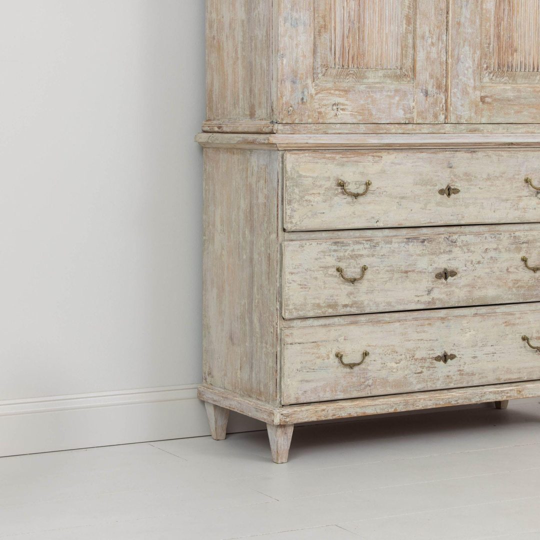6_2171_19th_century_swedish_gustavian_period_reeded_cabinet_in_original_paint_017