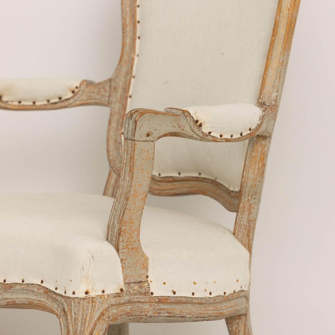 6_2237_18th_century_pair_of_swedish_rococo_armchairs_in_original_paint_011