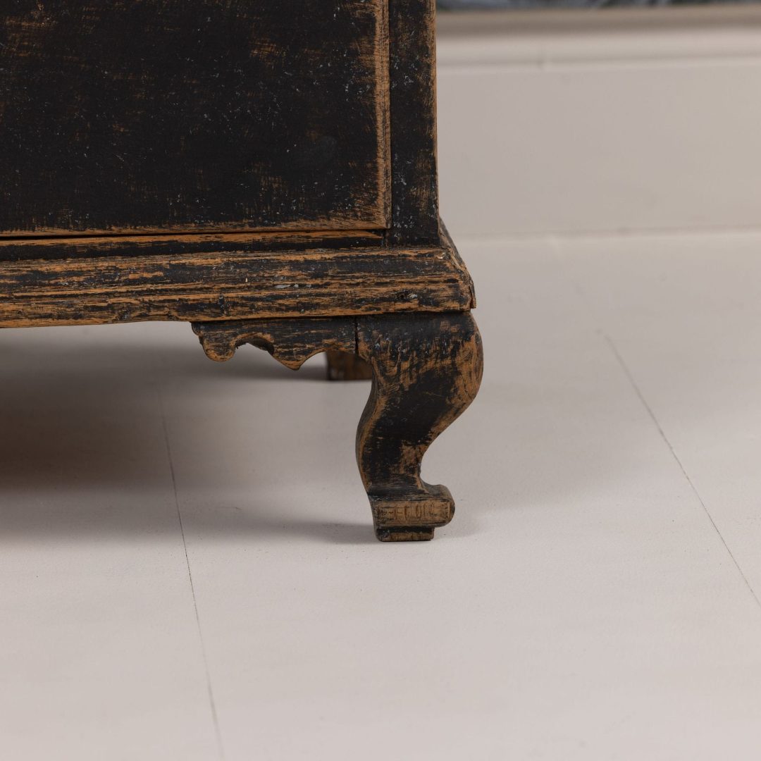 7_2338_18th_century_Swedish_Gustavian_painted_linen_press_cabinet-0023