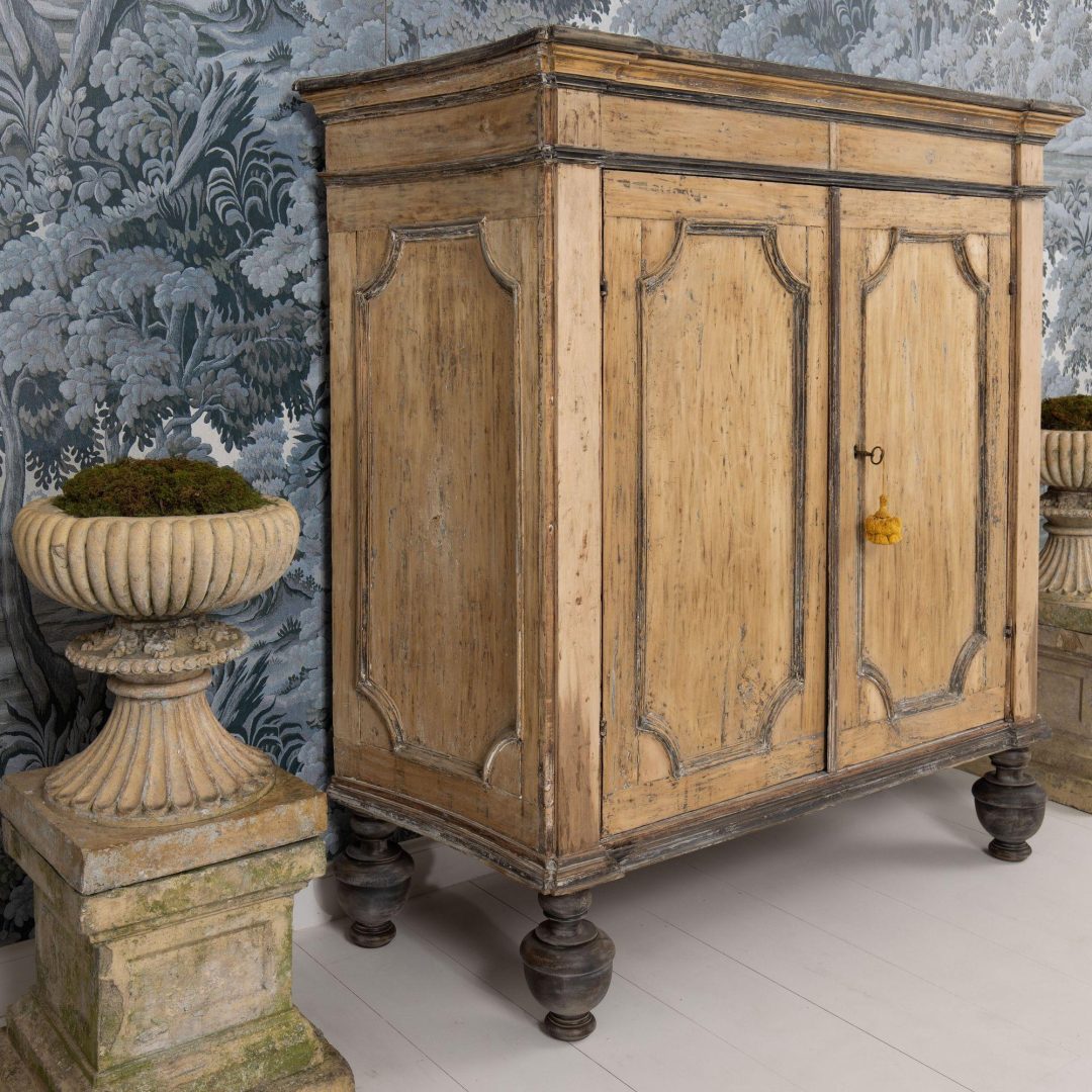 7_700_18th_century_italian_baroque_style_painted_armoire_cabinet_014