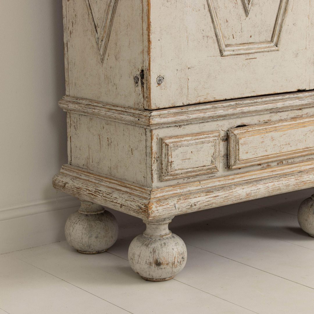 8_2260_18th_century_Swedish_Baroque_painted_armoire_cabinet_013